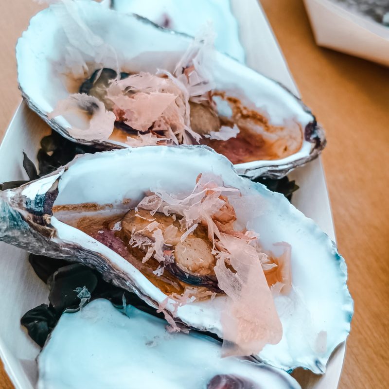 ostras con katsuobushi